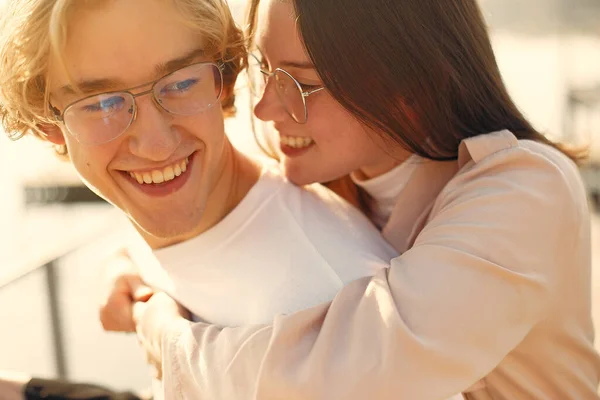 Hermosa pareja pasar tiempo en un parque de verano — Foto de Stock