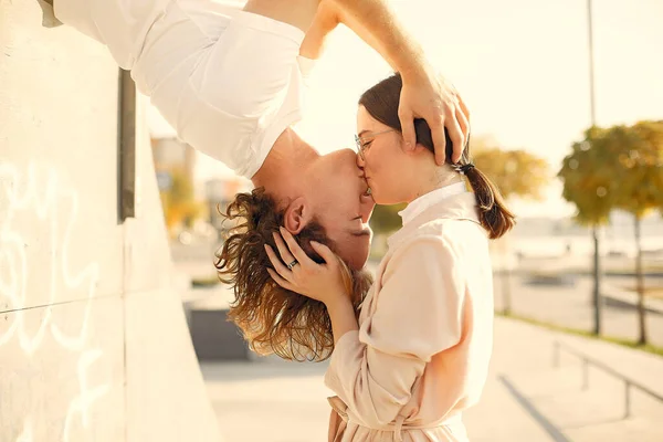 Hermosa pareja pasar tiempo en un parque de verano —  Fotos de Stock