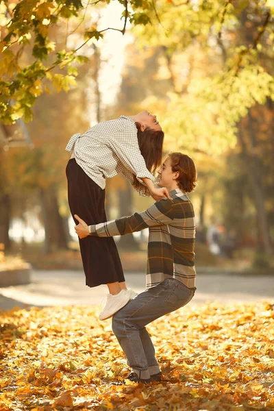 Krásný pár tráví čas v podzimním parku — Stock fotografie