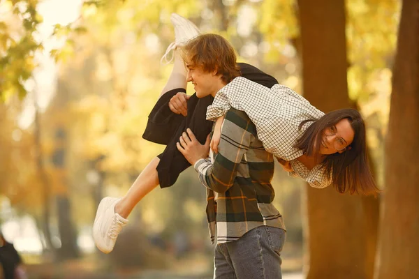 Hermosa pareja pasar tiempo en un parque de otoño — Foto de Stock