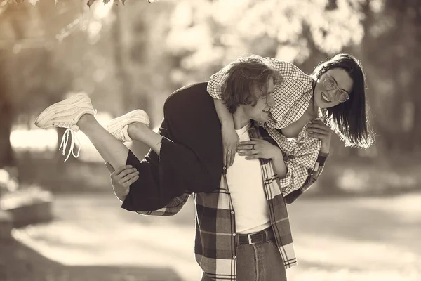 Hermosa pareja pasar tiempo en un parque de otoño —  Fotos de Stock