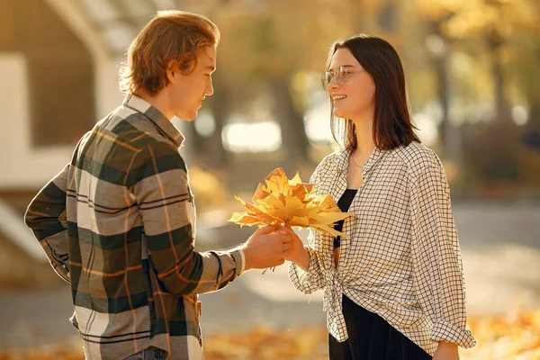 Hermosa pareja pasar tiempo en un parque de otoño —  Fotos de Stock