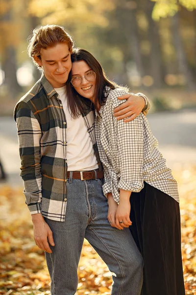 Hermosa pareja pasar tiempo en un parque de otoño — Foto de Stock