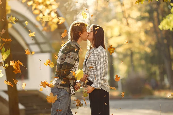 Όμορφο ζευγάρι περνούν το χρόνο τους σε ένα πάρκο φθινόπωρο — Φωτογραφία Αρχείου