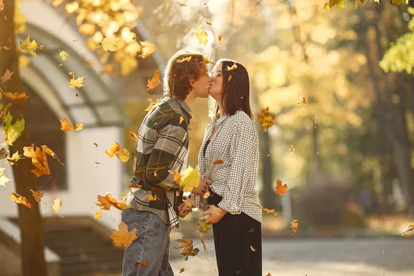 Hermosa pareja pasar tiempo en un parque de otoño — Foto de Stock