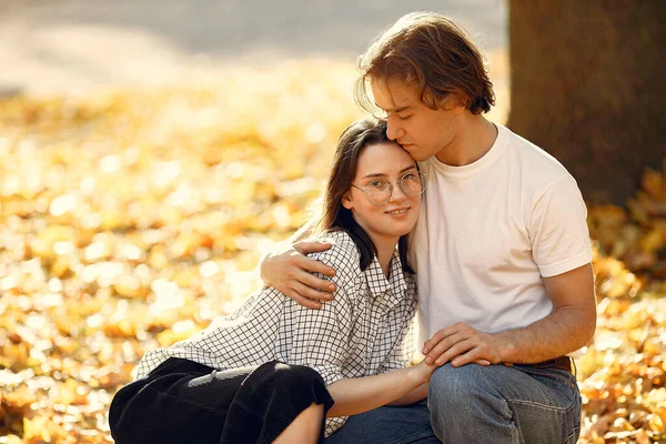 Hermosa pareja pasar tiempo en un parque de otoño —  Fotos de Stock