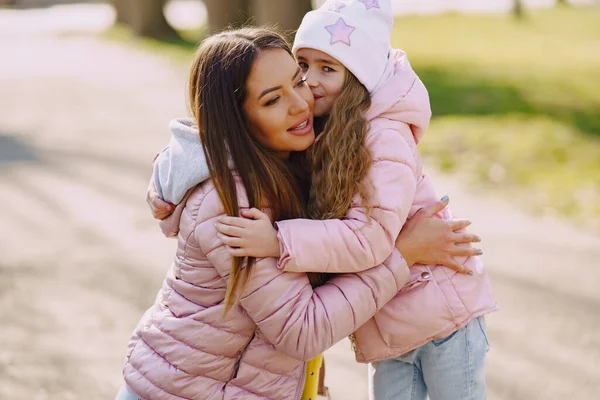 Mãe com filha brincando em um parque de primavera — Fotografia de Stock