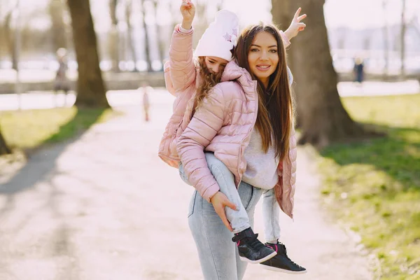 Madre con hija jugando en un parque de primavera — Foto de Stock