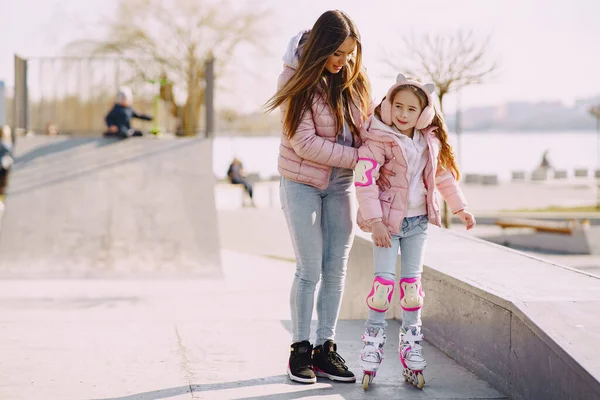 Mutter mit Tochter im Frühlingspark mit Rollator — Stockfoto