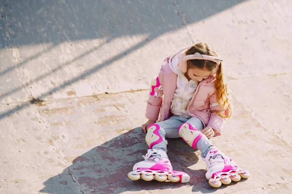 Mãe com filha em um parque de primavera com rolos — Fotografia de Stock