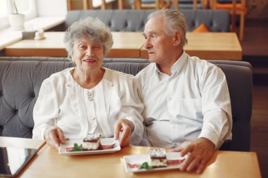 Güzel yaşlı çift bir kafede oturuyor.