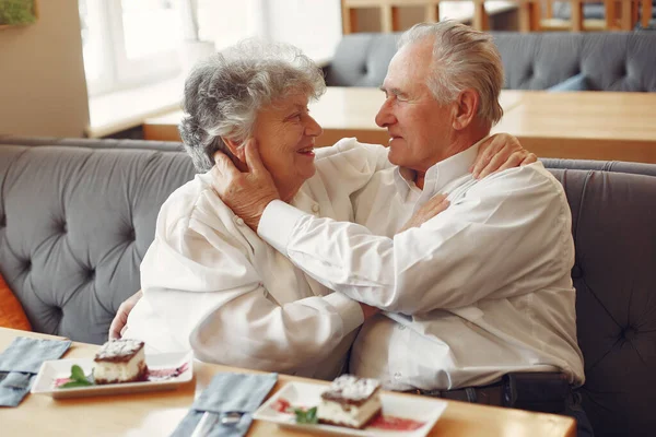 Beautiful old couple sitting in a cafe — Stock Photo, Image