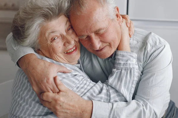 Beautiful old couple spent time together at home — Stock Photo, Image