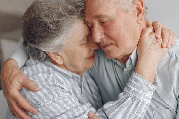 Beautiful old couple spent time together at home — Stock Photo, Image