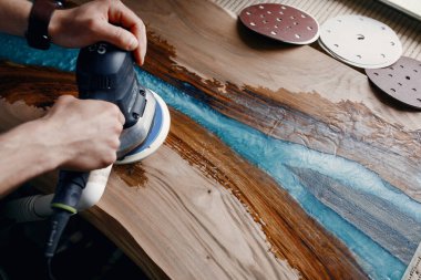 İnsan odun işleme makinesiyle çalışır.