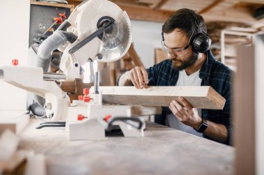 Marangoz dairesel testere ile çalışıyor.