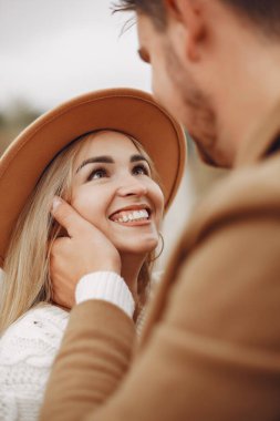 Güzel bir çift sonbahar tarlasında vakit geçirir.