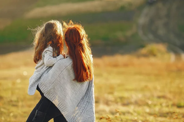 Madre con figlioletta che gioca in un campo autunnale — Foto Stock