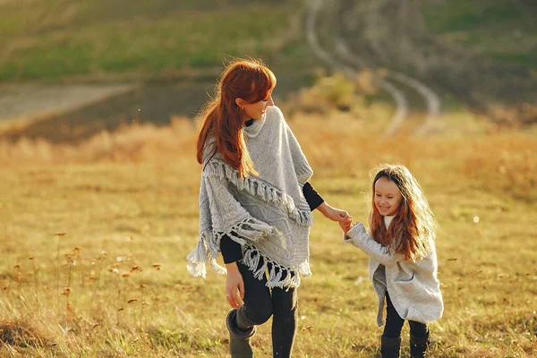 Anne ve küçük kızı sonbahar tarlasında oynuyorlar. — Stok fotoğraf