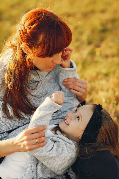 Mãe com filhinha brincando em um campo de outono — Fotografia de Stock