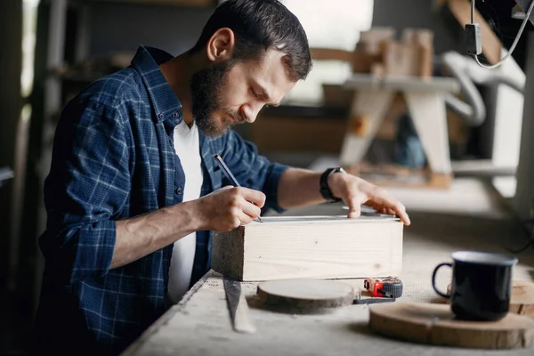 Mann mit Holz in der Werkstatt — Stockfoto