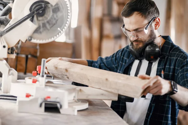 Timmerman werkend met cirkelzaag — Stockfoto