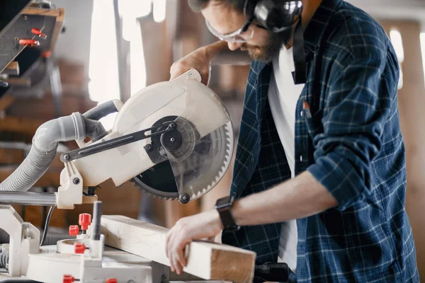 Timmerman werkend met cirkelzaag — Stockfoto