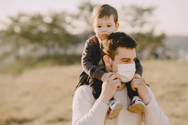 Père avec un petit fils masqué — Photo