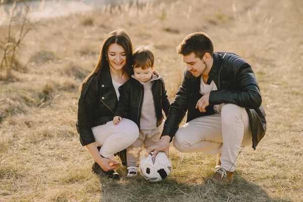 Snygg familj promenader på ett vårfält — Stockfoto