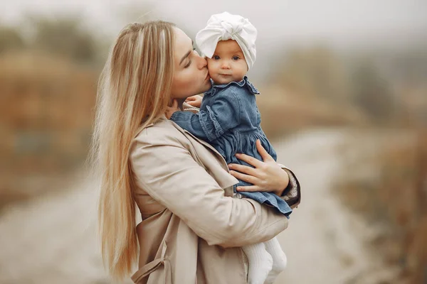 Mother with daughter playing in a autumn field — Stock Photo, Image