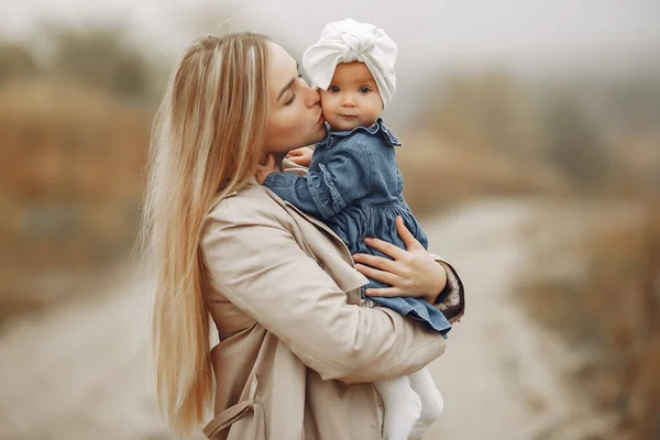 Anne ve kızı sonbahar tarlasında oynuyorlar. — Stok fotoğraf