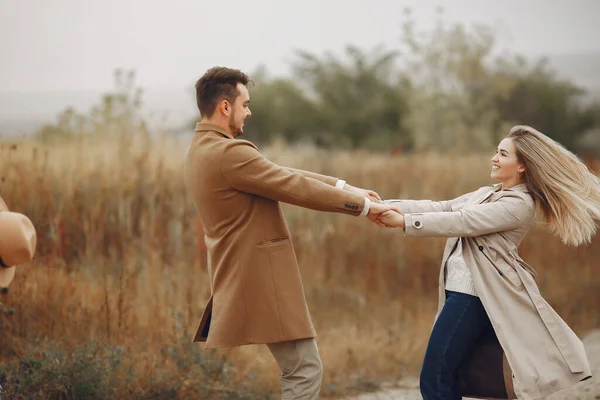 Hermosa pareja pasar tiempo en un campo de otoño — Foto de Stock