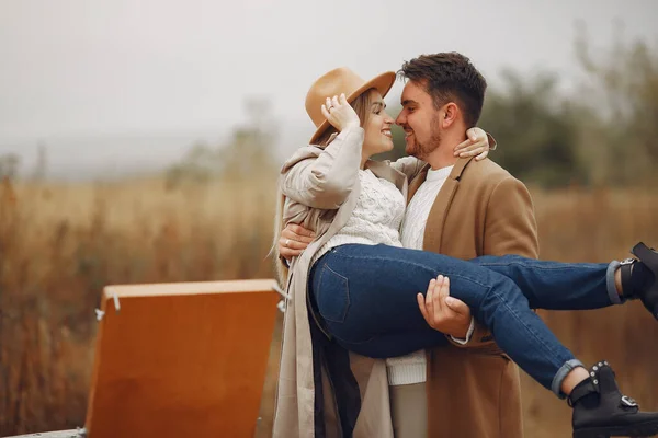 Hermosa pareja pasar tiempo en un campo de otoño — Foto de Stock