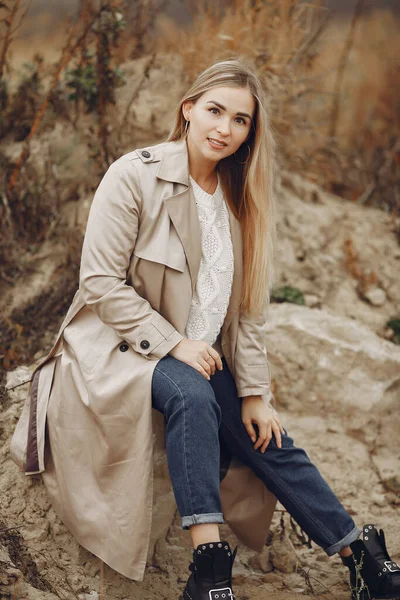 Chica elegante y elegante en un otoño fiels —  Fotos de Stock