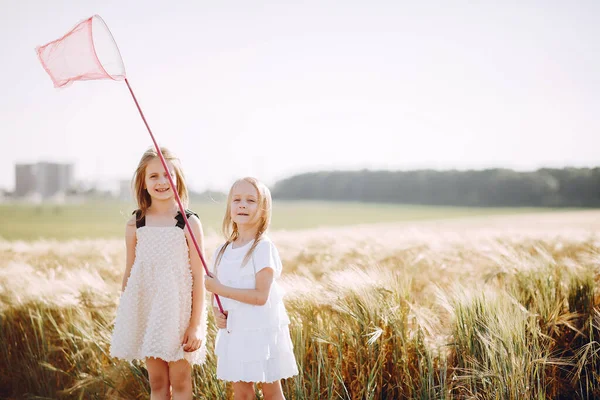 Mooie meisjes veel plezier in een herfst veld — Stockfoto