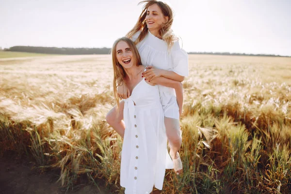 Belle ragazze in un campo di autunno — Foto Stock