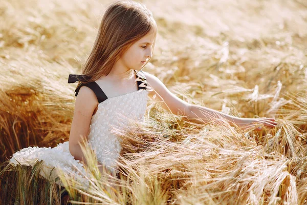 Schönes Paar verbringt Zeit auf einer Sommerwiese — Stockfoto