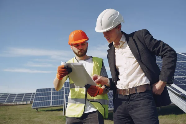 Capataz y empresario en la estación de energía solar . —  Fotos de Stock