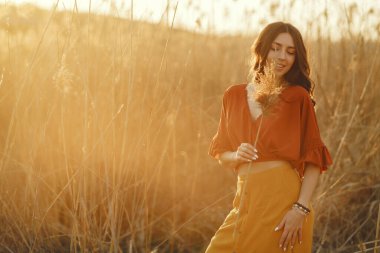 Tarlada zaman geçiren şık bir kadın.