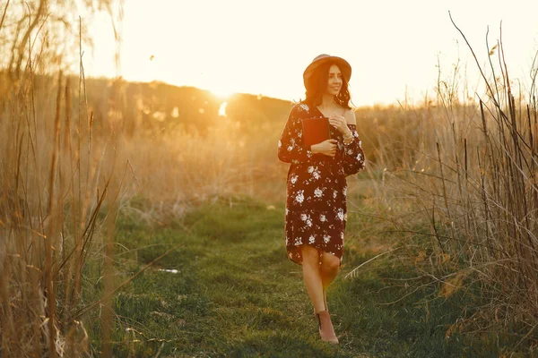 Stijlvolle vrouw brengt tijd door in een zomerveld — Stockfoto
