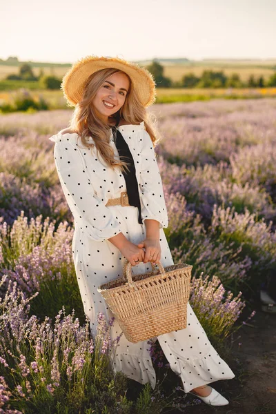 Mujer en un vestido blanco en un campo de lavanda —  Fotos de Stock