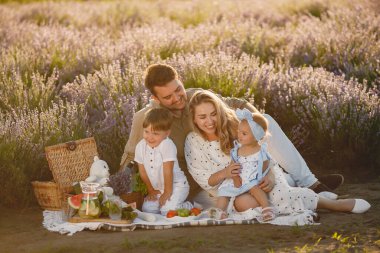 Lavanta tarlasında piknik yapan büyük bir aile.