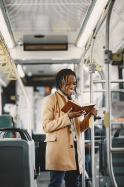 Otobüste duran genç Afrikalı işadamı