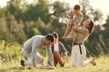 Yaz tarlasında oynayan sevimli bir aile.