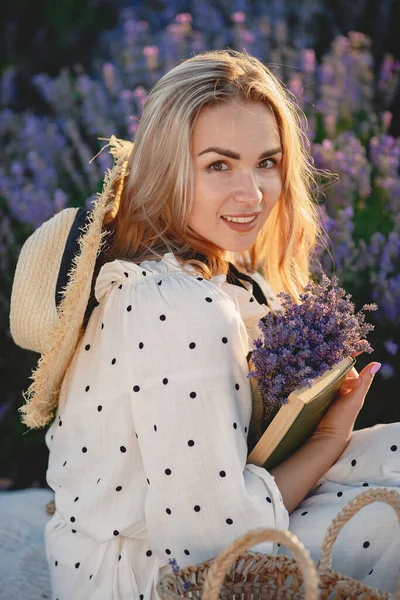 Mujer en un vestido blanco en un campo de lavanda —  Fotos de Stock