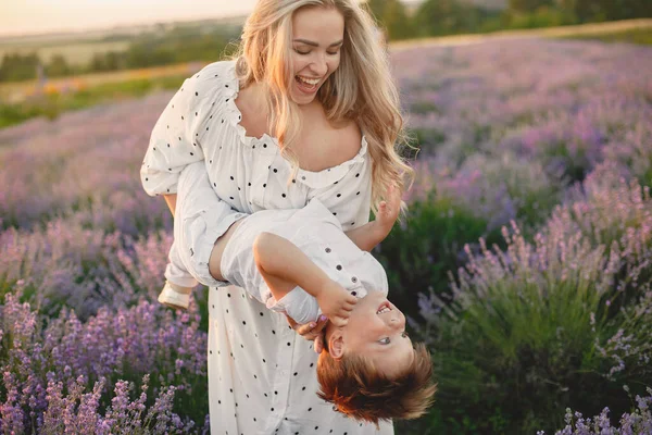 Kleine jongen met haar moeder in een lavendelveld — Stockfoto