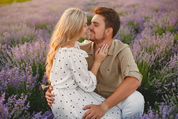 Mulher em um vestido branco com o marido em um campo de lavanda — Fotografia de Stock