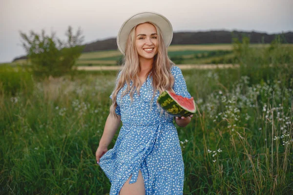 Mujer vestida de azul en un campo de trigo —  Fotos de Stock