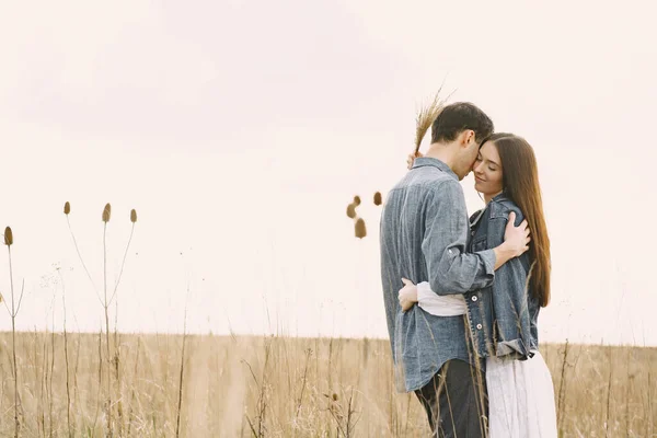 Heureux couple amoureux dans le champ de blé au coucher du soleil — Photo