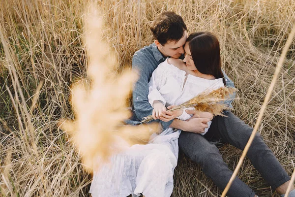 Ευτυχισμένο ζευγάρι ερωτευμένο στο χωράφι με το σιτάρι το ηλιοβασίλεμα — Φωτογραφία Αρχείου